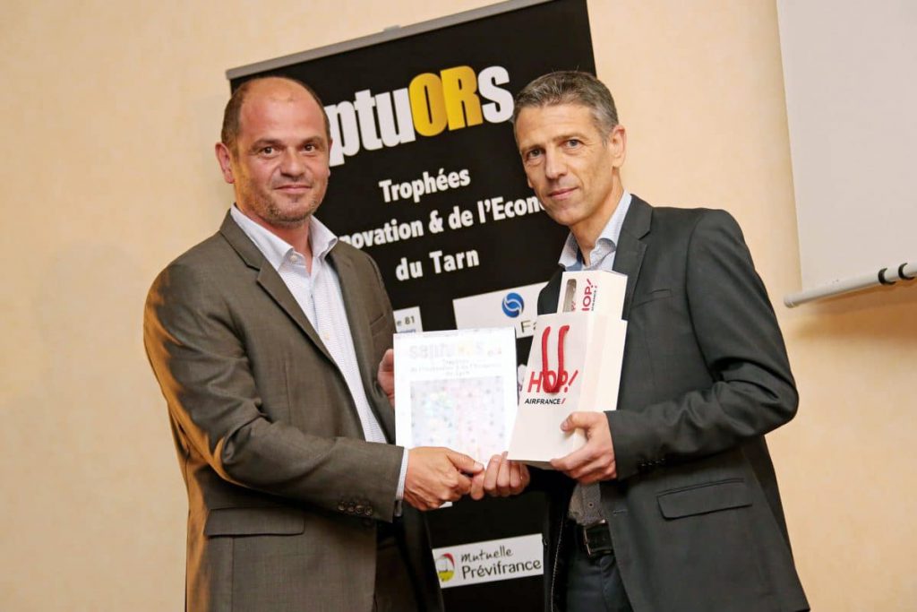 Bruno Bouteille recibiendo el trofeo de los Septuors 2017 de la mano de Matthieu Casaux