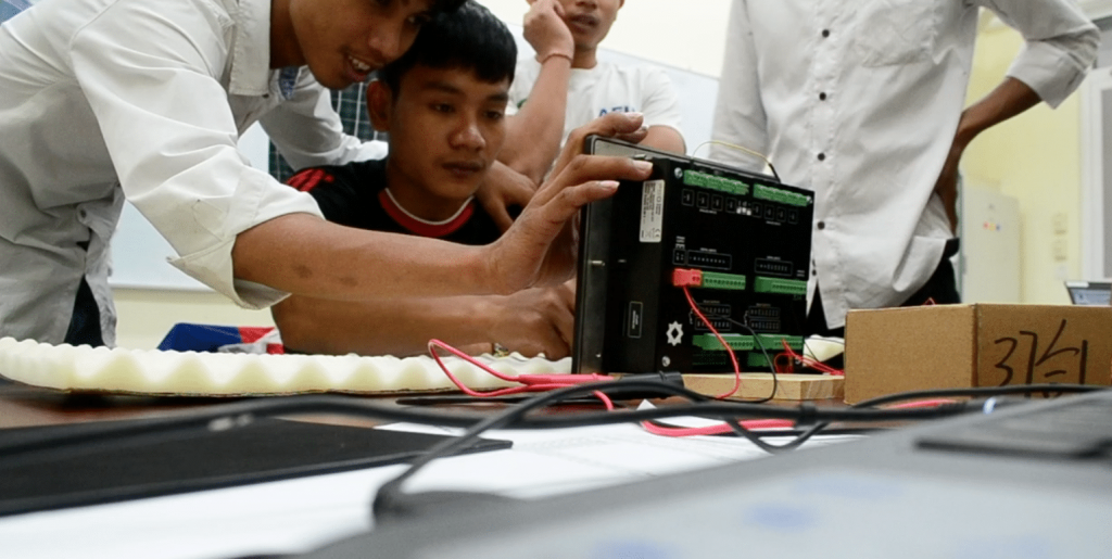 Estudiantes en automatismo del ITC trabajando con un PLC Sirea