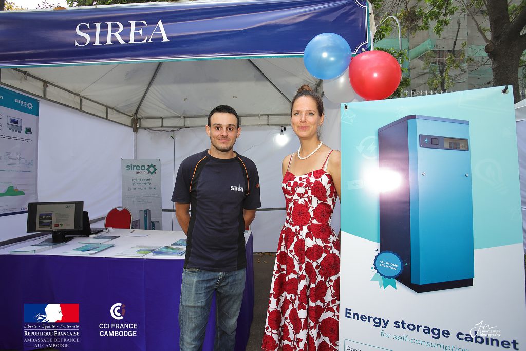 Théo Rioux et Lucie Bauer au marché français de Phnom Penh 2019