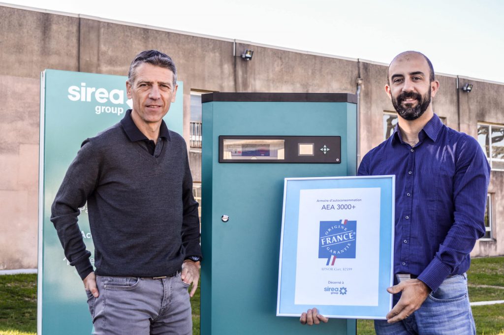 Bruno Bouteille (à gauche) et Yannick Barat (à droite) avec la 1ère armoire AEA labellisée « Origine France Garantie » en 2019