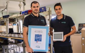 David Barreau (à gauche) et Thomas Cousinié (à droite) avec le MicroARM-A2 labellisé Origine France Garantie