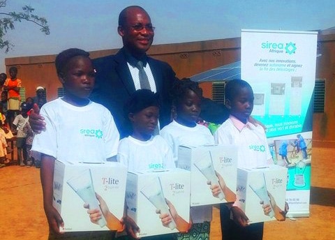 Yao Azoumah (Sirea-Afrique) offers solar kits to the pupils of Kamboinsé school