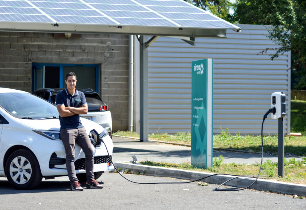 Sirea carga sus vehículos eléctricos con energía solar