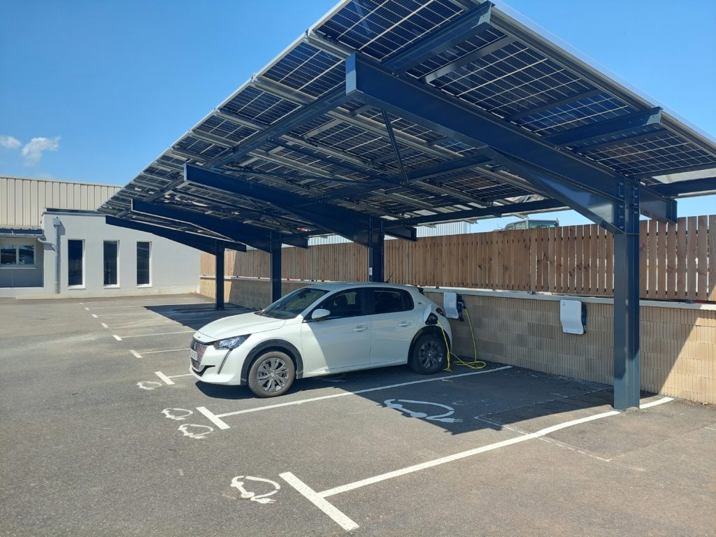 Ombrière photovoltaïque du SDEL Rouergue sur le site du Monastère en Aveyron