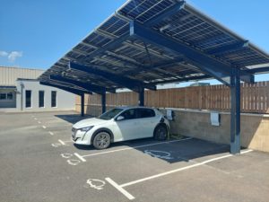 Ombrière photovoltaïque du SDEL Rouergue sur le site de Monastère en Aveyron