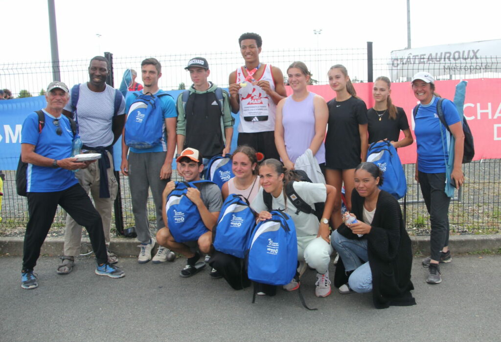 Le Castres Athlétisme équipé de ses nouveaux sacs à dos lors des championnats de France à Chateauroux